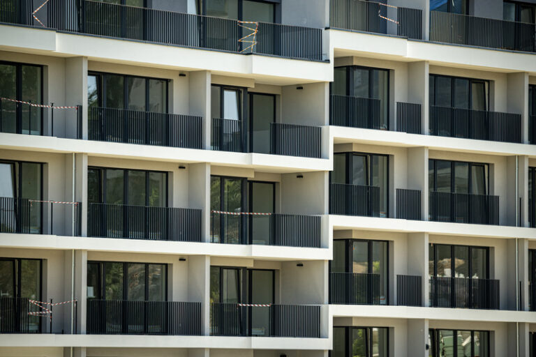 Nižší dostupnost bydlení vedla podle analýzy k většímu zájmu o menší byty