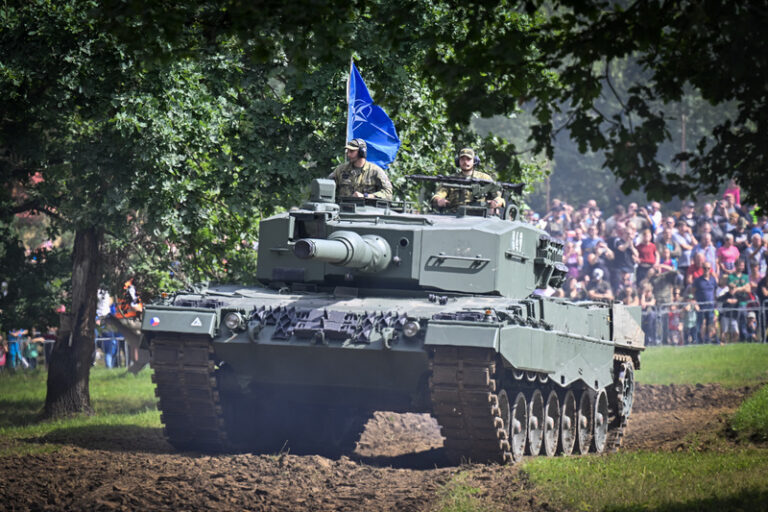 Černochová by do konce roku chtěla potvrdit dohodu o tancích Leopard 2A8