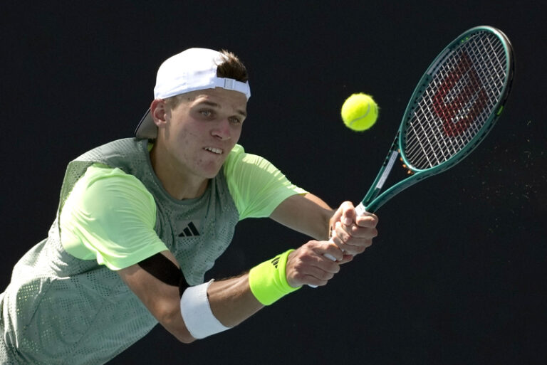 Tenista Menšík postoupil v Dauhá přes Monfilse do prvního finále