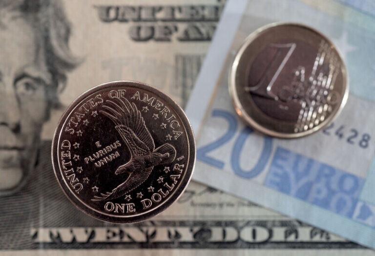 Koruna mírně oslabila, k euru o haléř a vůči dolaru o dva