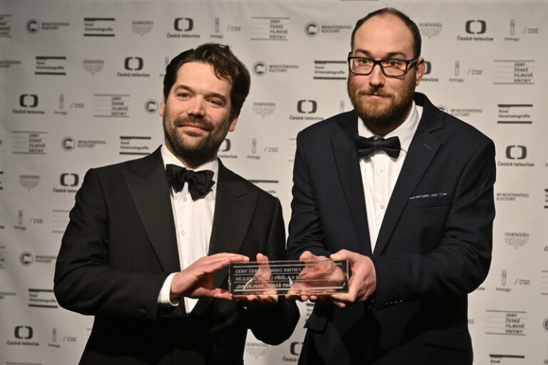 Čeští filmoví kritici dali nejvíce nominací černé komedii Přišla v noci