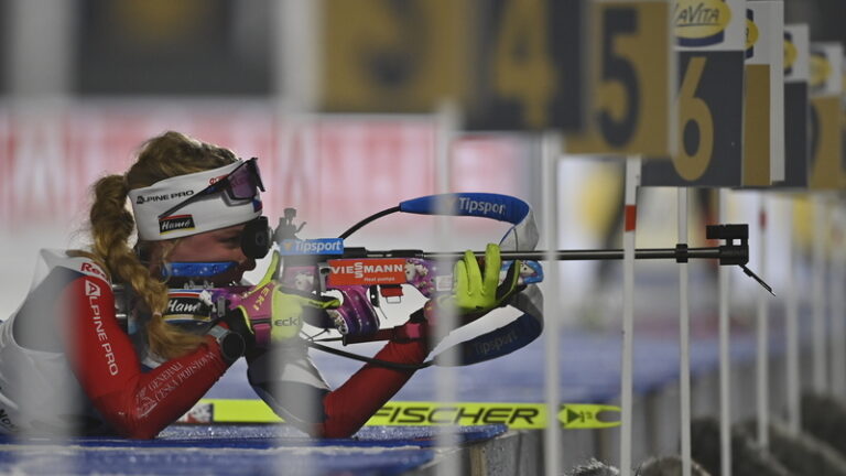 Davidová byla ve sprintu na biatlonovém MS sedmnáctá, vyhrála Simonová