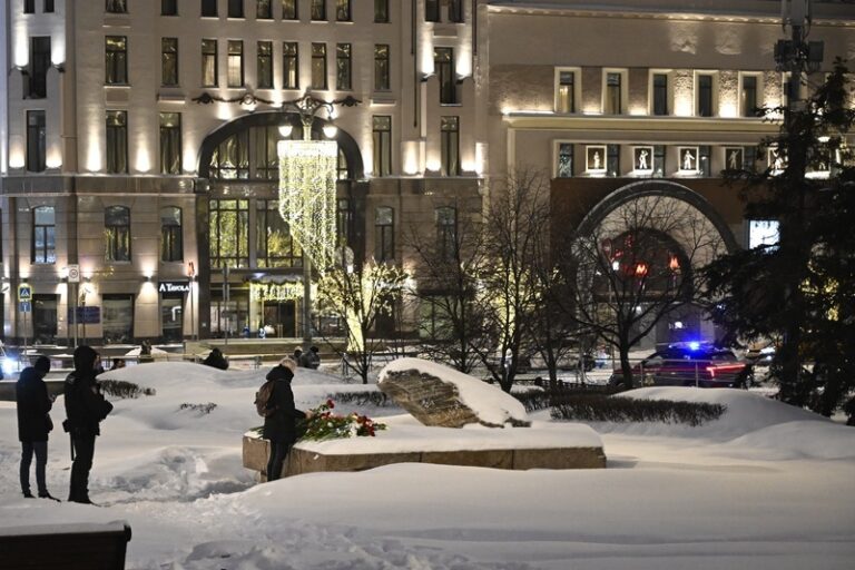 Ruská policie na pietách pro Navalného zadržela téměř dvě desítky lidí