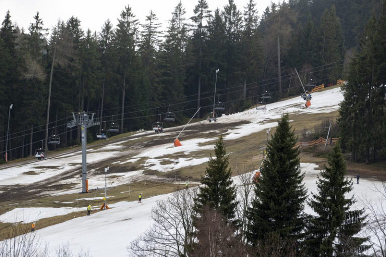 Teplé počasí v ČR zhoršilo podmínky pro lyžaře, dál mohou do horských areálů