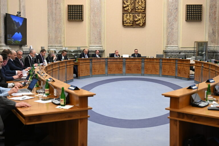 Zaměstnavatelé a odbory dál nemají shodu na penzích pro náročné profese