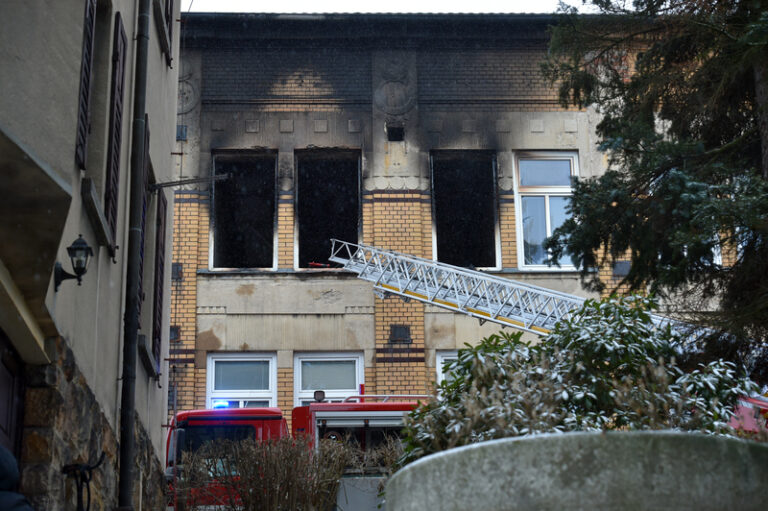 Po požáru ústavu ve Vejprtech žádají rodiny obětí odškodné 14,5 mil