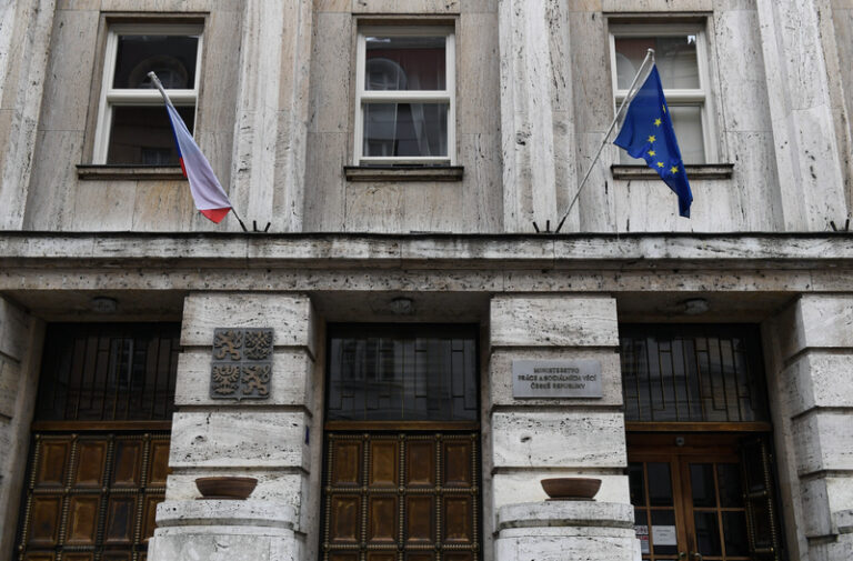 Vláda schválila zvýšení podpory na zaměstnání postižených o 1500 na 15.700 Kč