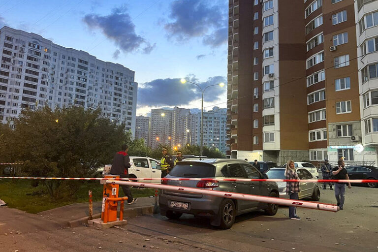 Rusko čelilo rozsáhlým dronovým náletům, cílem byl asi letecký závod v Taganrogu