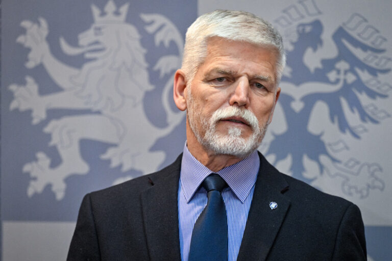 Český prezident Petr Pavel koná: 800 tisíc dělostřeleckých granátů na cestě na podporu Ukrajiny