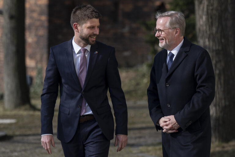 Peníze podle Fialy zatím stačí na nákup 300.000 kusů munice pro Ukrajinu