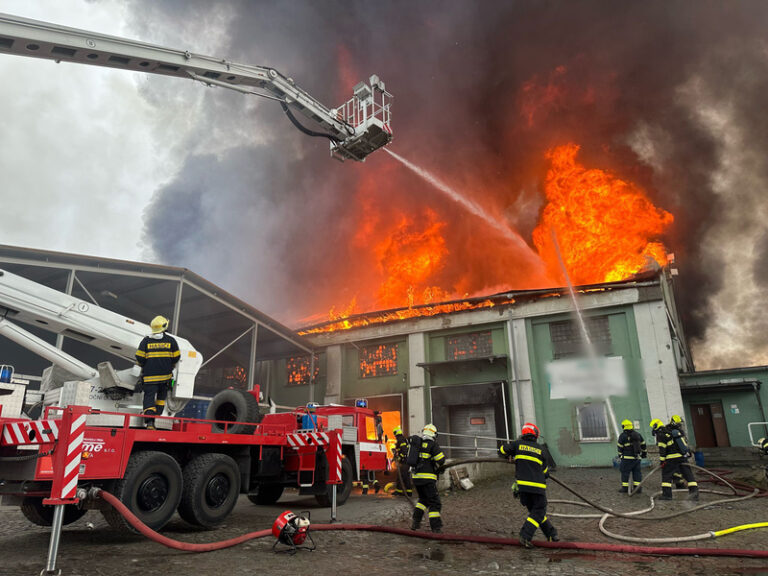 Ve Frenštátě pod Radhoštěm hořela průmyslová hala, nikdo nebyl zraněn