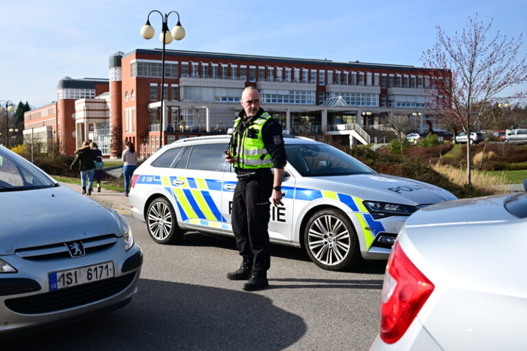Policie zasahovala v budově Univerzity HK, nikoho nezadržela, neobvinila