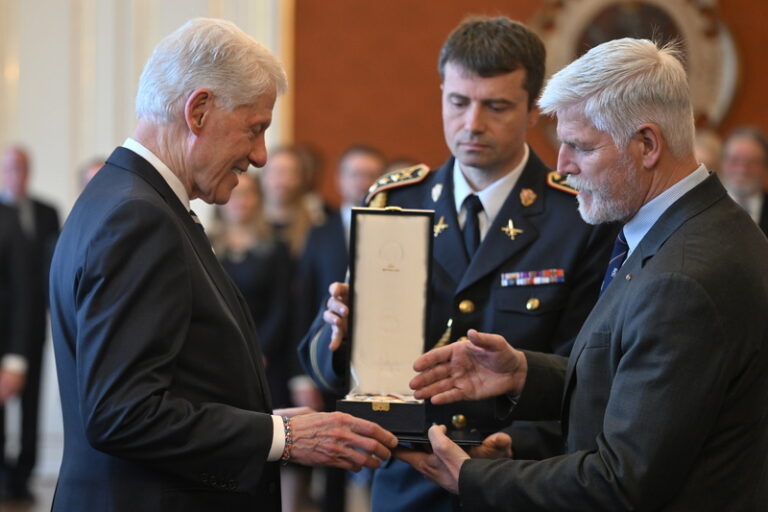 Clinton obdržel Řád TGM, Pavel ocenil jeho zásluhy o rozvoj ČR i regionu
