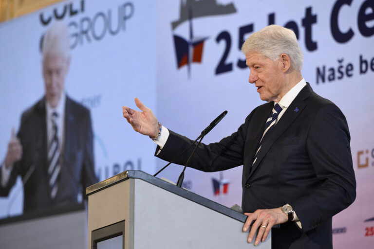 Na pražské bezpečnostní konferenci promluvili Clinton, Pavel či Fiala