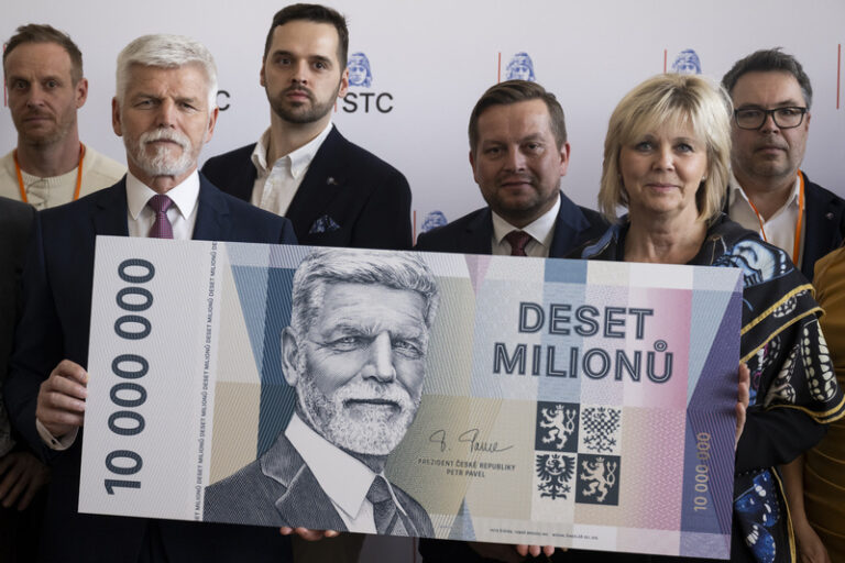 Fond Evy Pavlové představil charitativní pamětní list s prezidentem