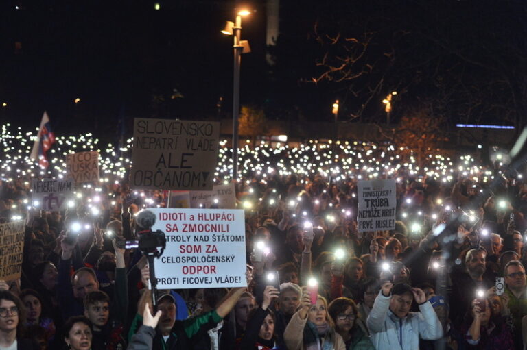 Protivládní demonstrace v Bratislavě a Košicích, přišly tisíce lidí