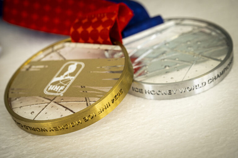 Hokejisté budou letos na MS hrát o medaile z křišťálového skla, vyrábějí je v Novém Boru