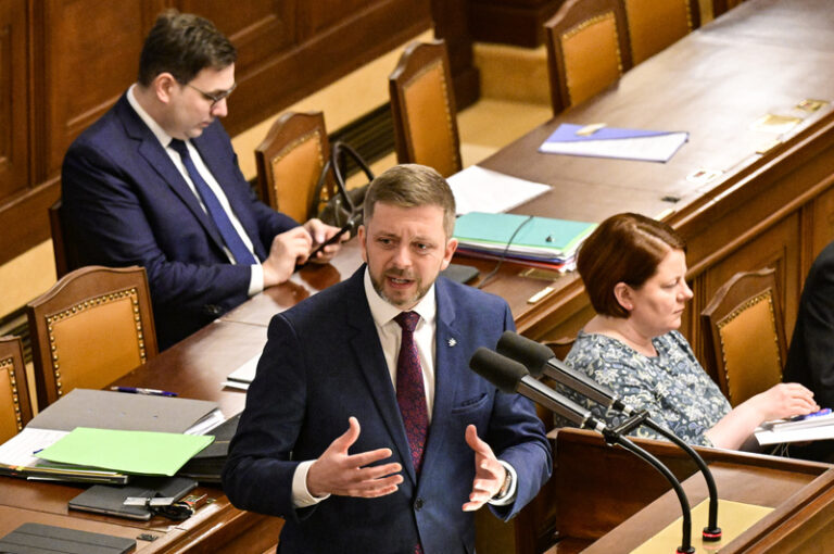 Sněmovna přerušila schůzi k hrozbám a Babišovi, pokračovat bude ráno