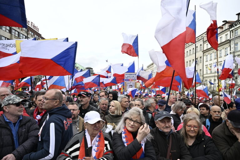 Protivládní protest tisíců lidí trval v centru Prahy zhruba 2,5 hodiny