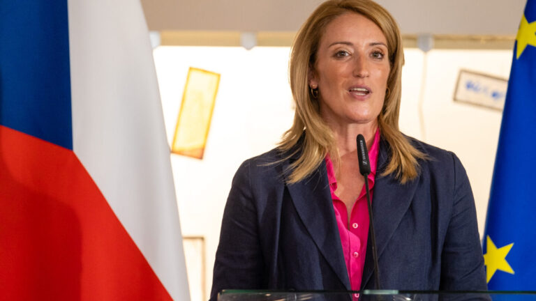 Zkorumpovaní politici a kandidáti do eurovoleb musí být odhaleni, vzkázala šéfka evropské frakce