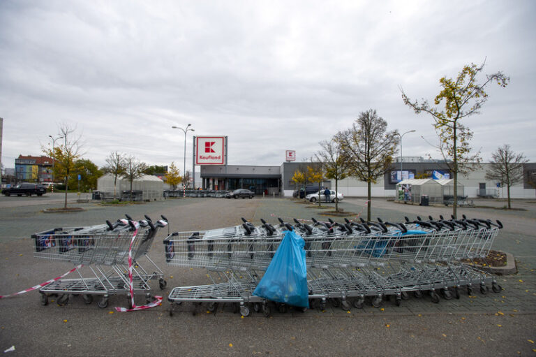 Vláda se postavila neutrálně ke zrušení zákazu prodeje ve svátcích