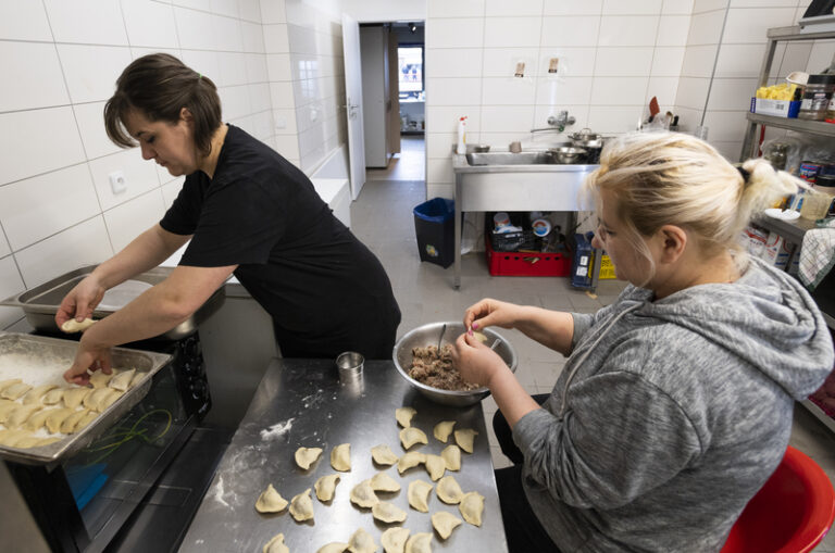 Amnesty International kritizuje v ČR diskriminaci Ukrajinců a zbraně pro Izrael