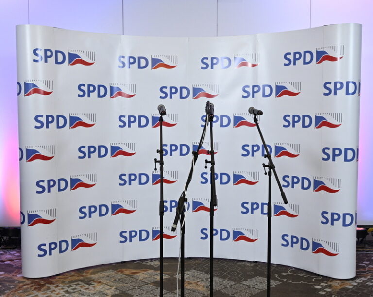 Stát se má omluvit opoziční SPD za to, že ji vnitro spojilo s xenofobií