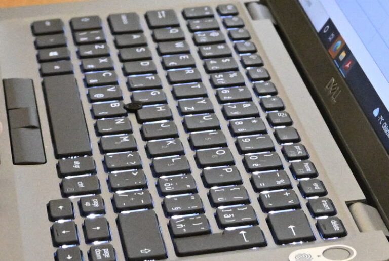 Podvodníci připravili seniora o milion korun, využili deepfake video