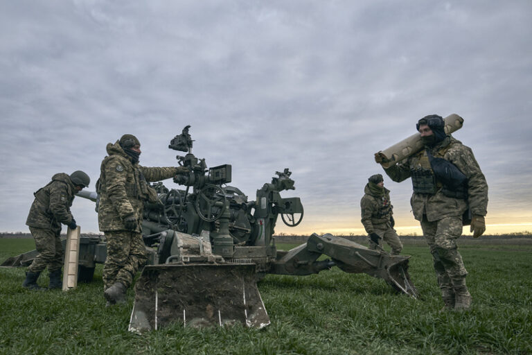 USA rychle pošlou Kyjevu zbraně a protivzdušnou obranu, řekl Biden