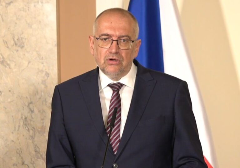 Vláda schválila úpravu financování učitelů v základních a středních školách