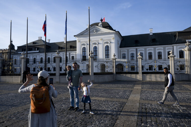 Slováci rozhodnou, zda novým prezidentem bude Korčok, nebo Pellegrini