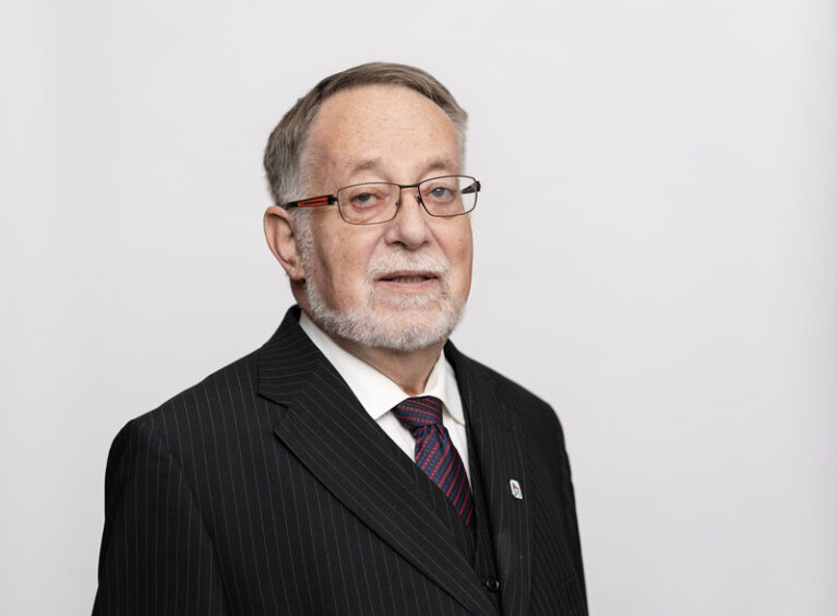 Zemřel poslanec SPD Jaroslav Bašta, bývalý ministr a velvyslanec