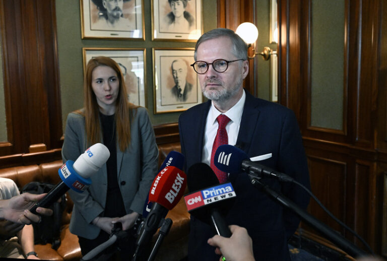 Fiala: Česko má nasmlouváno 180.000 granátů pro Ukrajinu