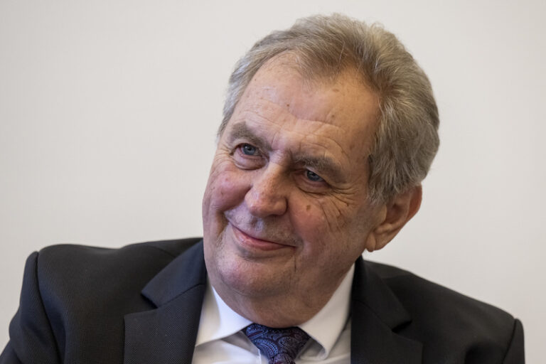Zeman se omluvil Šarapatkovi za výrok o vyhazovu pro neschopnost