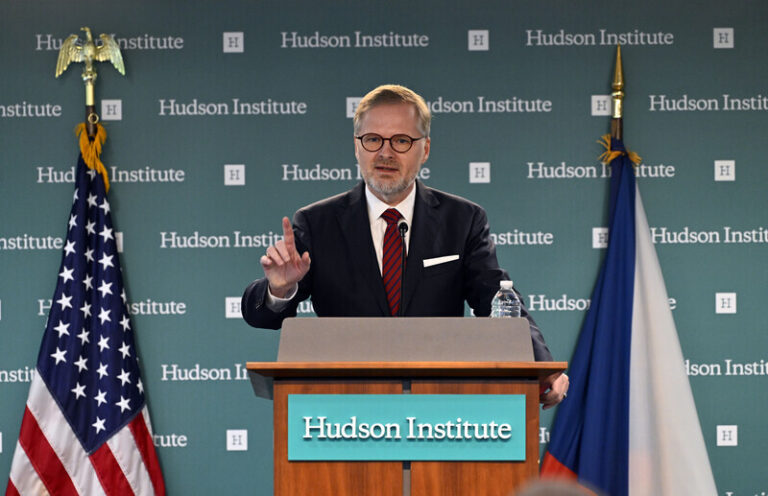 Podle Fialy lze do roka sehnat další milion kusů munice pro Ukrajinu