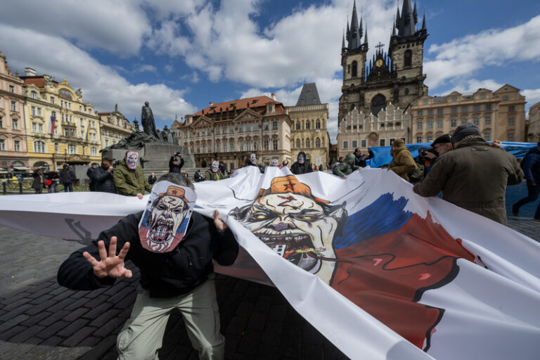 Asi sto lidí vidělo na Staroměstském náměstí scénku na podporu Ukrajiny