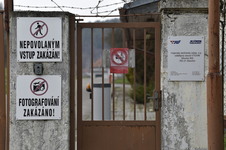 Policie pátrá po generálovi, jehož lidé provedli výbuchy ve Vrběticích