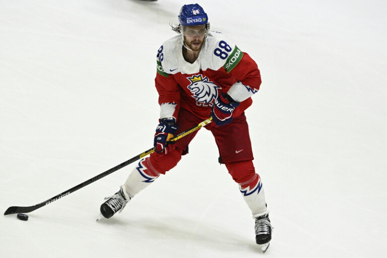 Pastrňák se Zachou chtějí hrát na MS v Praze, čekají na zdravotní prohlídku