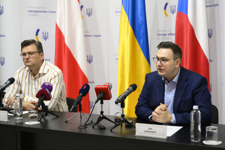 Kuleba hovořil s Lipavským o české muniční iniciativě