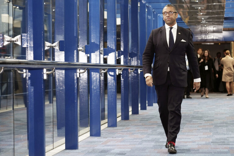 Británie vyhostí ruského vojenského atašé v Londýně, Rusko chystá odvetu