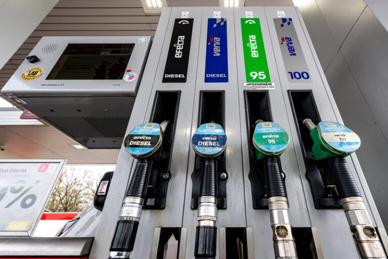 Paliva v Česku dál zlevňují, tempo poklesu cen v týdnu zrychlilo