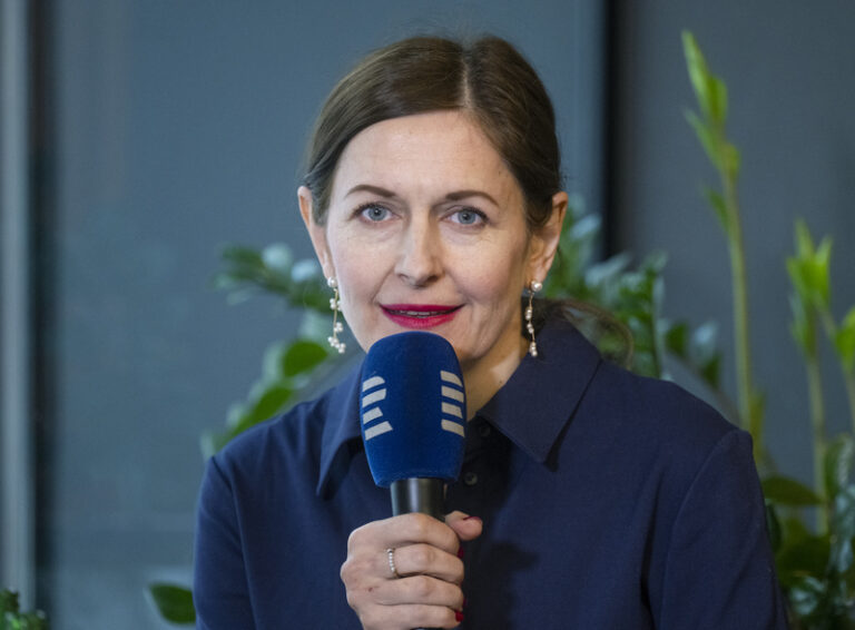 Vláda podpořila novelu, která má pomoci k ochraně obětí domácího násilí