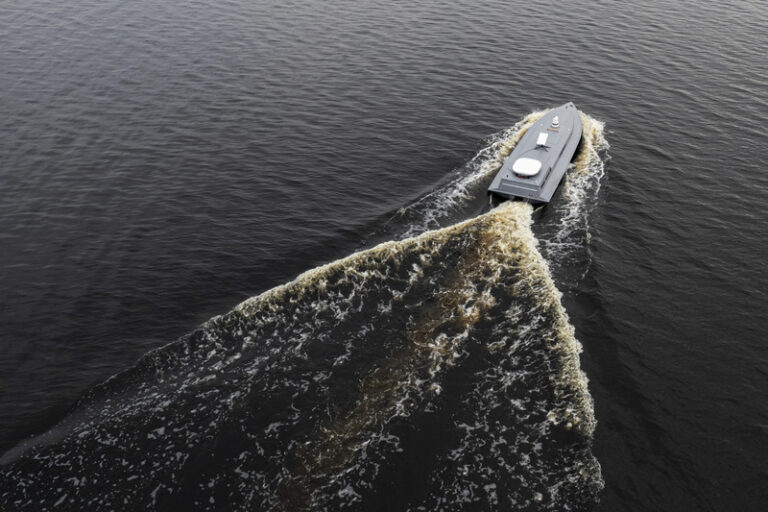 Ruský portál informuje o poškození či zničení několika člunů a trajektů na Krymu