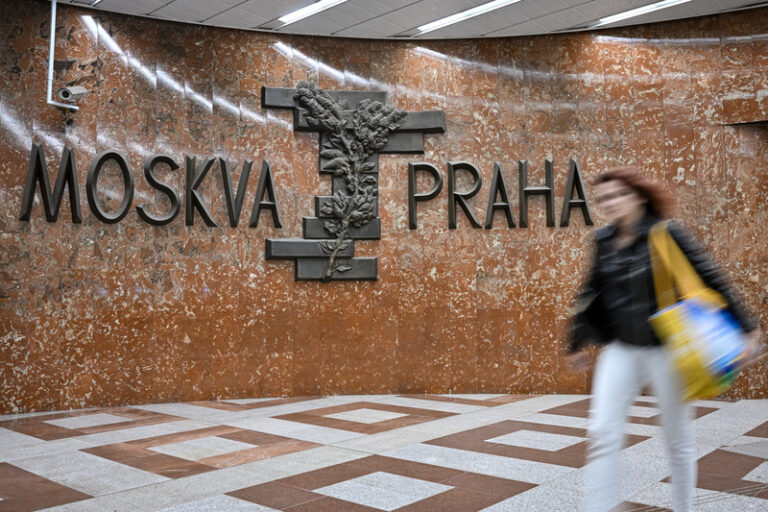 Praha doplní plastiku Moskva-Praha na Andělu vysvětlující tabulkou