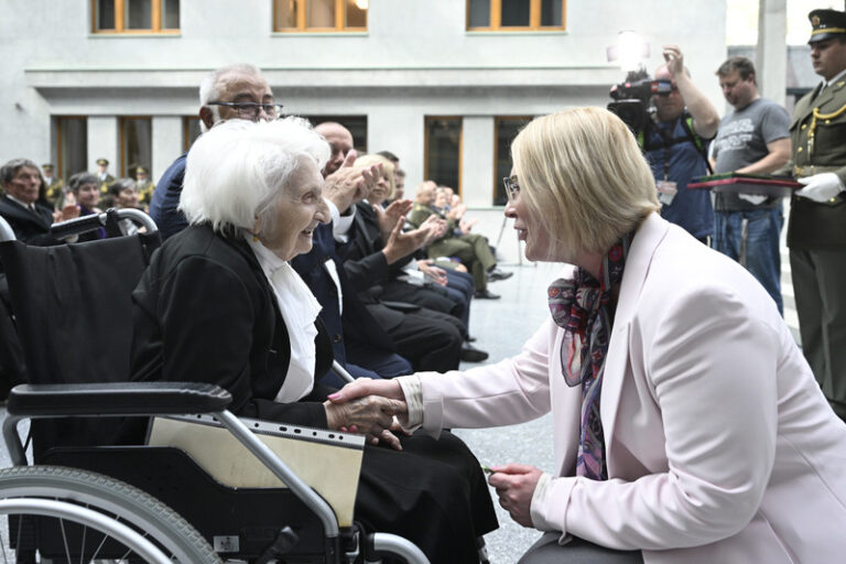 Ocenění ministerstva obrany převzala účastnice Pražského povstání Dubská