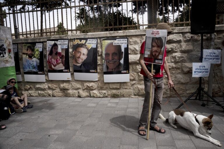 Hamás uvedl, že izraelský rukojmí Popplewell zemřel po náletu Izraele