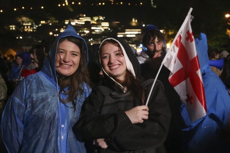 V Tbilisi proti kontroverznímu zákonu pokojně protestovalo 50.0000 lidí