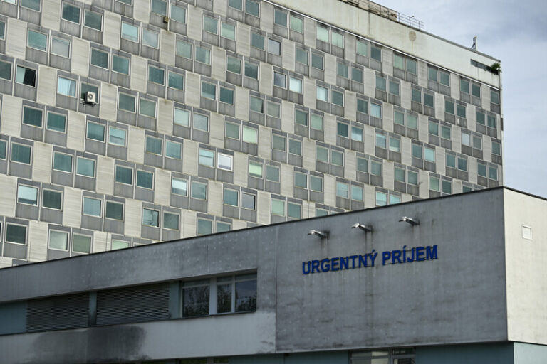 Premiér Fico je ve stabilizovaném, ale stále vážném stavu, uvedla ministryně