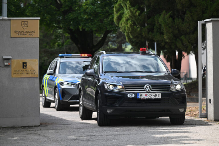 Muže obviněného z atentátu na premiéra Fica poslal soud do vazby