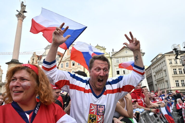 Na Staroměstské náměstí v Praze dorazily tisíce fanoušků